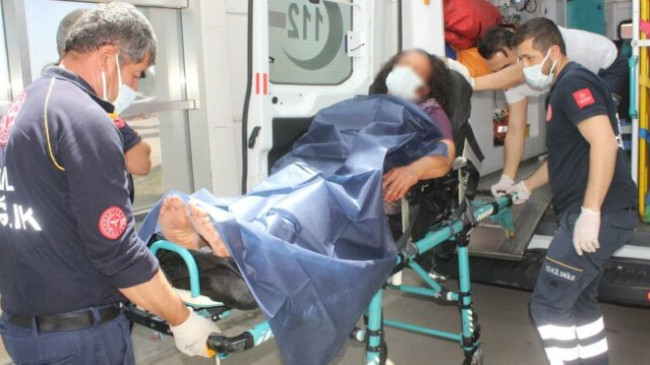 Eşini satırla hastanelik etti